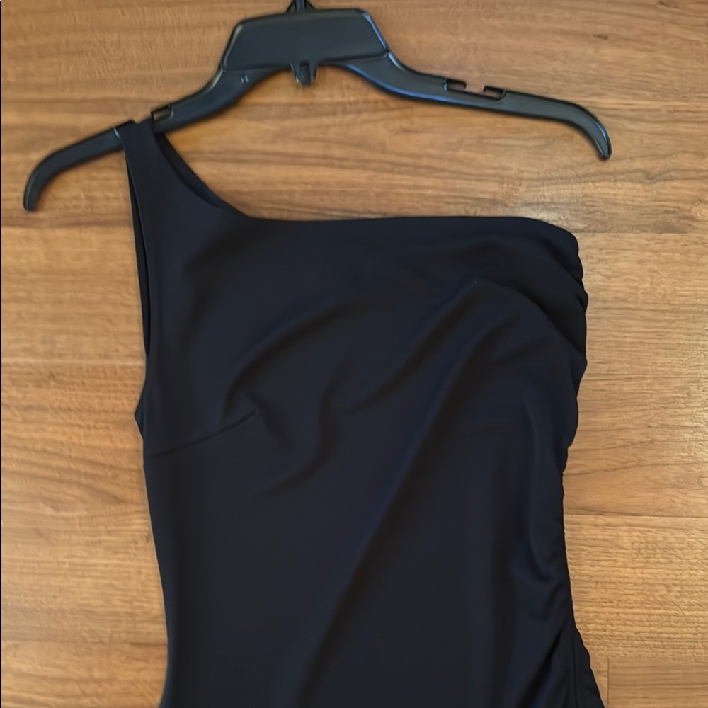 Elegant Black One-Shoulder Dress - Picture 2 of 3